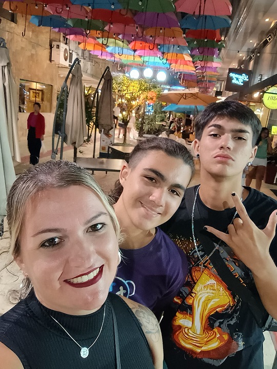 Taciana e os filhos Ivan Gabriel e Jean Rafael